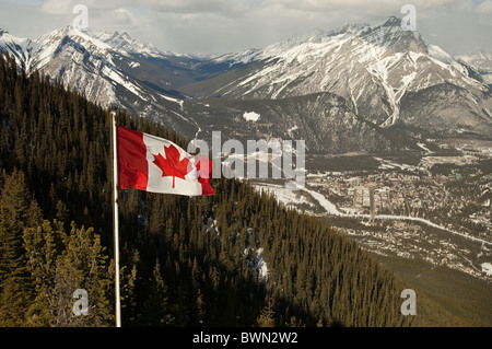 Bandiera canadese che vola in cima a Sulphur Mountain, Banff, Alberta, Canada. Foto Stock