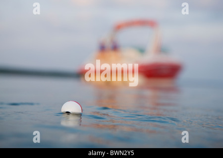 Stati Uniti d'America, Missouri, Stockton, Stockton Lake, pesca galleggiante sul lago Foto Stock