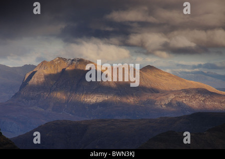 Vista da Tom Na Gruagaich oltre le corna di Alligin verso Slioch in Torridon, Wester Ross, Highlands scozzesi Foto Stock