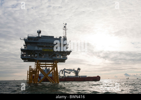 Lavorando su installazione di Walney 1 energia eolica off Barrow in Furness, Cumbria, Regno Unito. Foto Stock