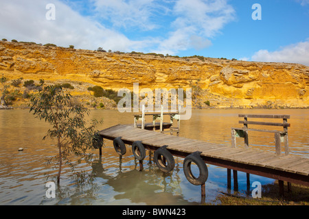 Pomeriggio di luce sulle scogliere dorate e un vecchio molo sul fiume Murray a Walker Flat Foto Stock