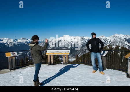 Giovane coppia in cima a Sulphur Mountain, Banff National Park, Banff Alberta Canada Foto Stock