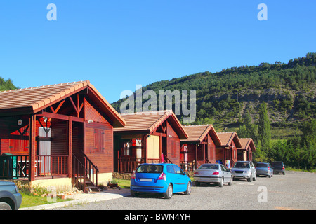 Bungalow in legno case in area camping nei Pirenei Foto Stock