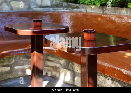 Bar Retro marrone tavoli di legno dipinto angolo rustico Foto Stock