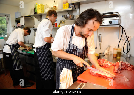 Capo Chef Stefano Terry (destra) preparare il cibo presso il ristorante Hardwick ad Abergavenny Foto Stock