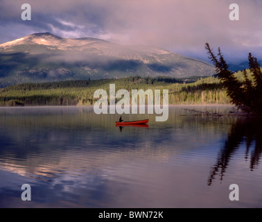 Canada America del Nord America Clearwater Chilcotin Lago Paese montagne rocciose della Columbia Britannica canoa barca wa Foto Stock