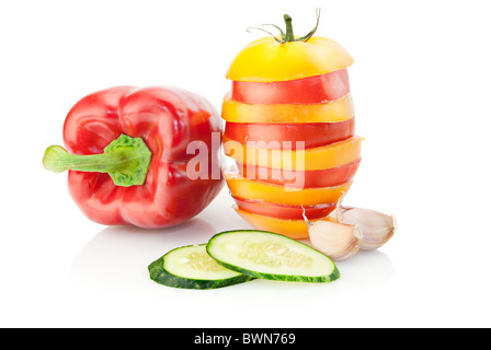 Fresh vitamina sfondo. La paprica, fette di cetriolo, aglio e il rosso e il giallo mix di pomodoro nella piramide Foto Stock