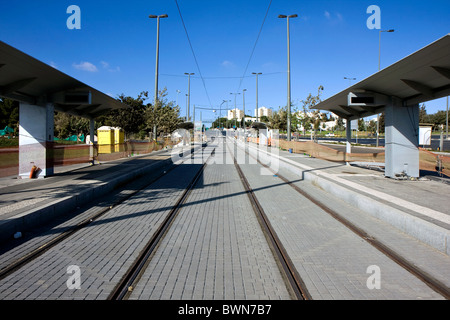 Rotaie del tram nel centro della città di Gerusalemme in una giornata di sole. Foto Stock