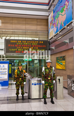 ROC soldato a Dorasan stazione ferroviaria nella DMZ, Demilitarized Zone sulla linea Gyeongui tra Corea del Nord e Corea del Sud. JMH3810 Foto Stock