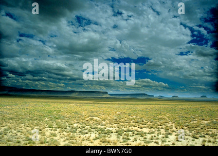 Dramatic cloudy sky passing over the rock formations in Monument Valley, Arizona, USA. Foto Stock