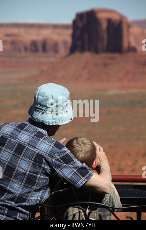 Nonna aiutando nipote prendere fotografia di bei paesaggi della Monument Valley, Arizona, Utah, Stati Uniti, 14 giugno 2010 Foto Stock