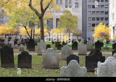 Il cimitero del nord della chiesa della Trinità di Broadway a New York City. Le tombe più antiche risalgono alla fine del XVII secolo. Foto Stock