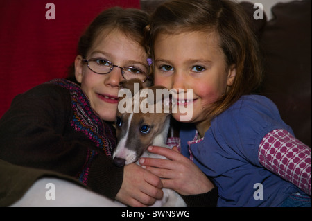 Felice di due bambine con il loro nuovo cucciolo Foto Stock