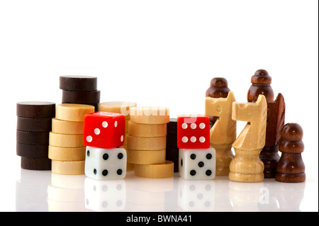 Giochi di scacchi in legno pedine Pedine e dadi isolato su bianco Foto Stock