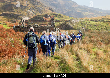 Rambers Group Walk nelle montagne gallesi del Parco Nazionale di Snowdonia in autunno. Nantgwynant, Gwynedd, Galles del Nord, Regno Unito, Gran Bretagna. Foto Stock