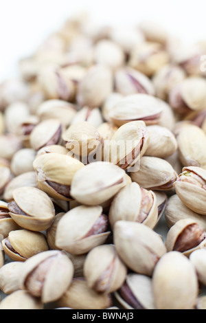 I pistacchi tostati in loro gusci Foto Stock