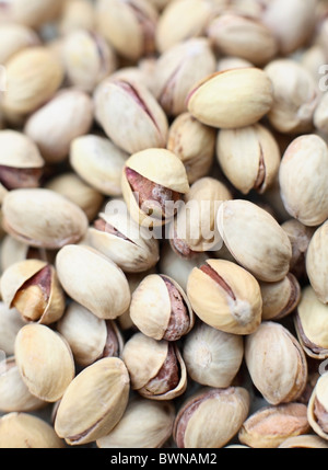 I pistacchi tostati in loro gusci Foto Stock