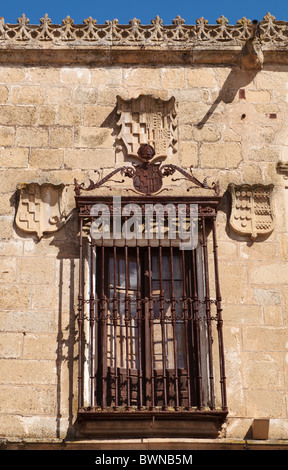 Trujillo, provincia di Cáceres, Spagna. Finestra di Palacio de los Duques de San Carlos. Palazzo dei Duchi di Saint Charles. Foto Stock