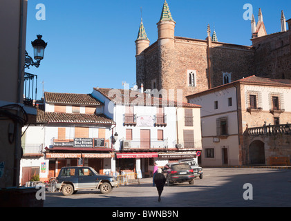 Guadalupe, provincia di Cáceres, Spagna. Il Hieronymite monastero di Santa Maria de Guadalupe dietro Plaza de Santa Maria. Foto Stock