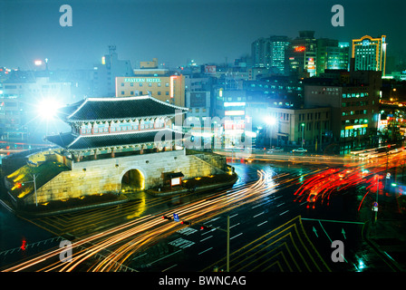 Tongdaemun East Gate durante la notte con il traffico a Seul, Corea del Sud Foto Stock