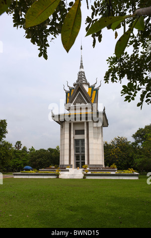 Memorial stupa al Choeung Ek, che è pieno di più di 5.000 teschi umani Foto Stock