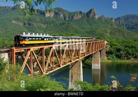 Messico America centrale America Chepe treno Canyon di rame Barranca del Cobre Chihuahua al Pacifico binario ferroviario Foto Stock