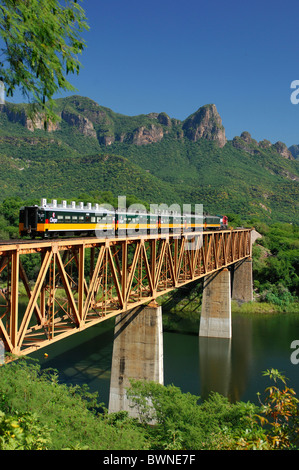 Messico America centrale America Chepe treno Canyon di rame Barranca del Cobre Chihuahua al Pacifico binario ferroviario Foto Stock