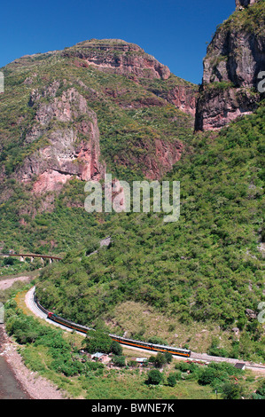 Messico America centrale America Chepe treno Canyon di rame Barranca del Cobre Chihuahua al Pacifico binario ferroviario Foto Stock