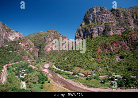 Messico America centrale America Chepe treno Canyon di rame Barranca del Cobre Chihuahua al Pacifico binario ferroviario Foto Stock