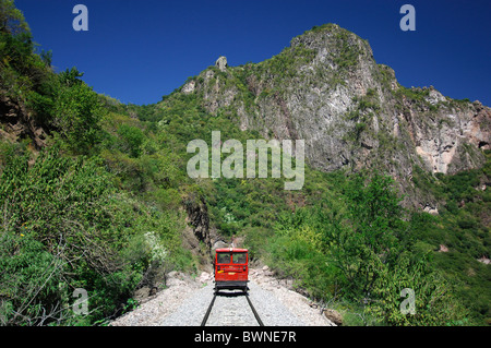 Messico America centrale America Chepe treno Canyon di rame Barranca del Cobre Chihuahua al Pacifico binario ferroviario Foto Stock