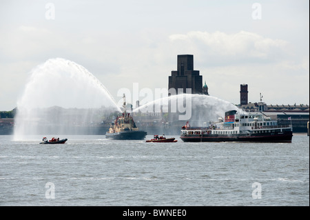 Fire Rimorchiatore la spruzzatura di acqua Fire & Rescue Service UK Foto Stock