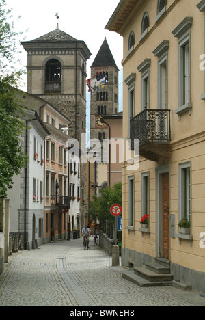 Svizzera Europa Poschiavo Canton Grigioni Grigioni Grigioni Casa Torre chiesa San Vittore vicolo case ol Foto Stock