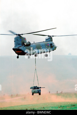 Le manovre dell'esercito della quinta brigata Airbourne a Salisbury Plain. Foto Stock