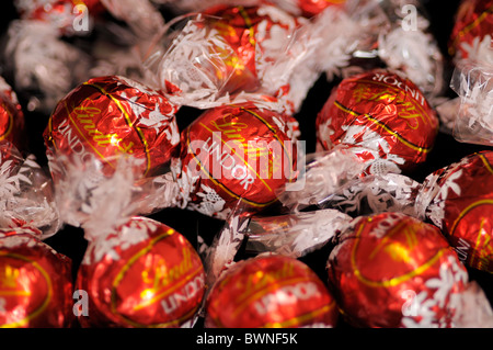 Avvolte le sfere di cioccolato Foto Stock