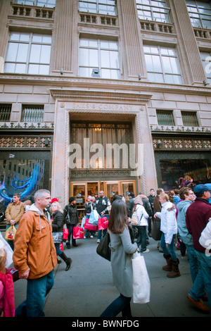 Orde di acquirenti al di fuori di Saks Fifth Avenue a New York il Venerdì nero Foto Stock