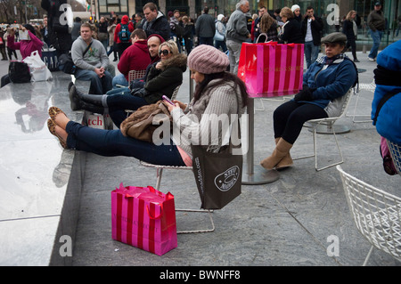 Gli amanti dello shopping lungo la Quinta Avenue a New York il Venerdì nero, Foto Stock