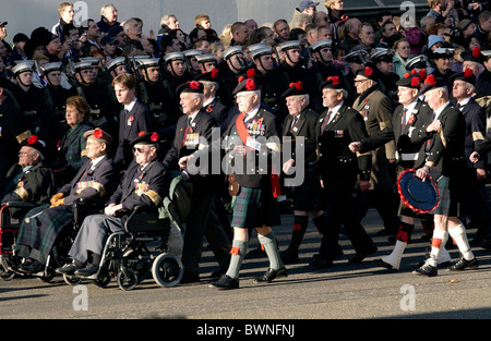 I veterani del Black Watch, il cui reggimento è in azione in Iraq, presso il cenotafio in Whitehall sul ricordo domenica Foto Stock