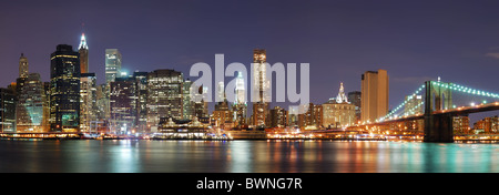 New York City Manhattan notte panorama sul fiume Hudson con il ponte di Brooklyn e riflessioni. Foto Stock