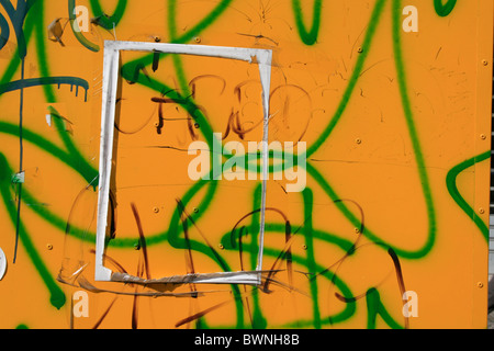 Messaggio strappato al graffiti superficie coperta parete in città città Foto Stock