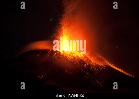 Vulcano Tungurahua eruzione 28 11 2010 ecuador america del sud alle 2 del mattino ora locale Foto Stock