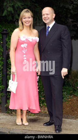 MP William Hague, ex leader del partito conservatore, e moglie Ffion Hague in arrivo per il garden party in Piazza Carlyle, che Foto Stock