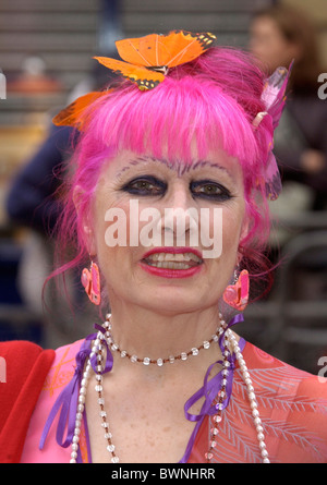 Fashion designer Zandra Rhodes all apertura della moda e tessile Museo in Bermondsey Street, East London Foto Stock