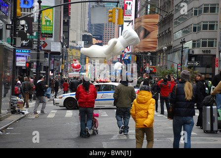 Spettatori palloncino guardando al 2010 Macy's Thanksgiving Day Parade New York City, Stati Uniti d'America, Pasta Pilsbury Boy palloncino Foto Stock