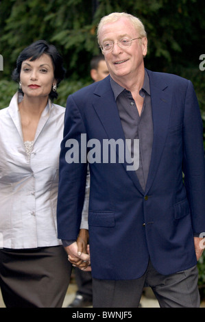 Attore Sir Michael Caine e moglie SHAKIRA presso la società PARTY AL CARLYLE SQUARE a Chelsea, Londra Foto Stock