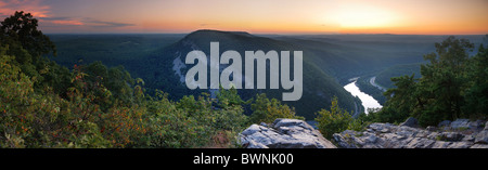 Mountain peak view panorama at dusk with river and trees from Delaware Water Gap, Pennsylvania. Foto Stock