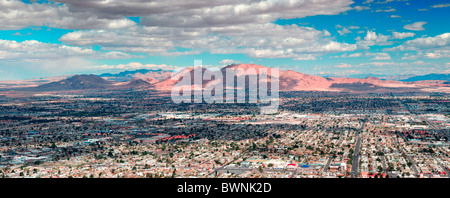 Las Vegas Antenna con panorama dello skyline della città e montane e strade. Foto Stock