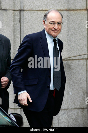 Leader conservatore Michael Howard frequentando un memoriale di servizio per Papa Giovanni Paolo II nella Cattedrale di Westminster. Foto Stock