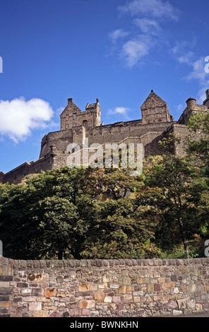 Vista verso l'alto al Castello di Edimburgo dal Kings Stables Road vicino a Princes Street Gardens in autunno, Scotland, Regno Unito Foto Stock