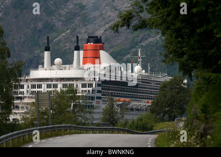 Nave da crociera Cunard la Queen Mary 2 all'ancora nel fiordo di Geiranger, Norvegia. Visto dalla strada fuori città.. Foto Stock