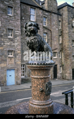 Greyfriars Bobby statua situata nell'angolo di Candlemakers Row e il re George IV Bridge, Edimburgo, Scozia Foto Stock